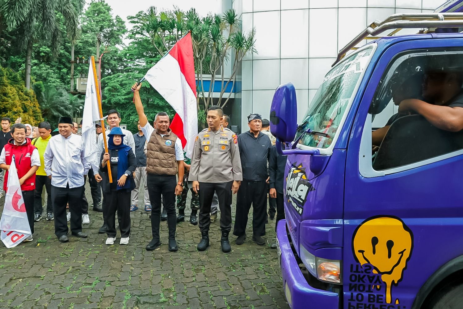 Melepas Truk Bantuan Logistik Bencana di Sumatera