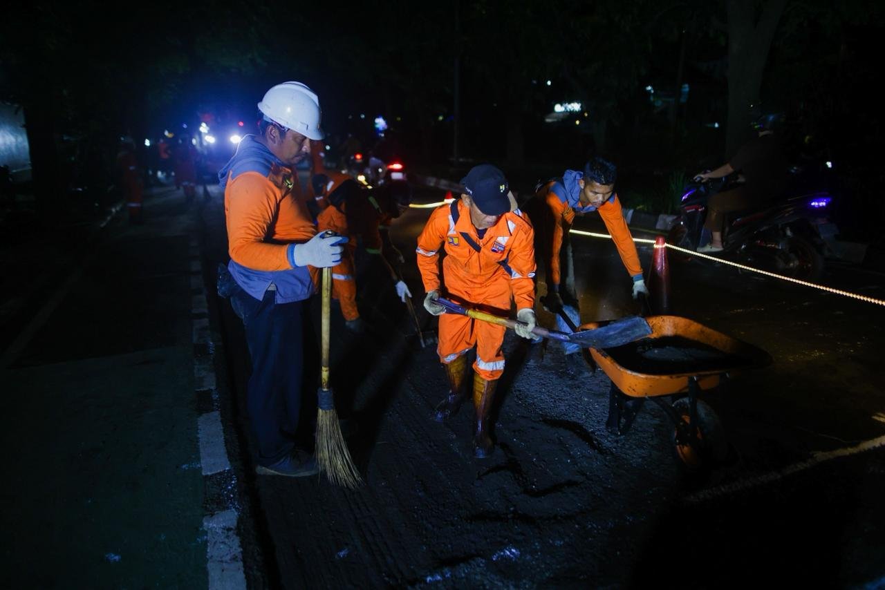 Menambal Jalan Raya Nasional