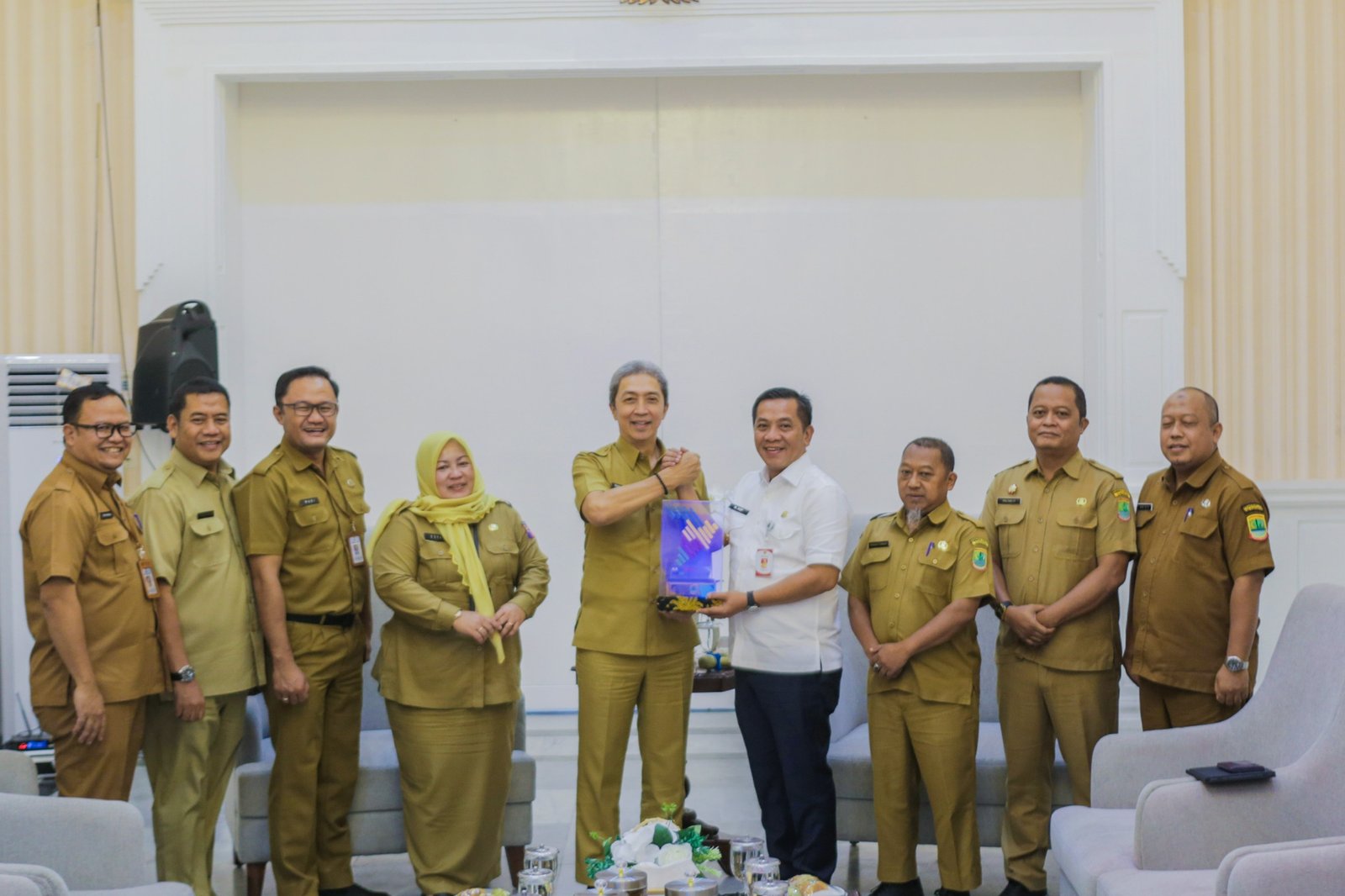 Menerima Kunjungan Kerja Bupati Karawang Terkait Studi Program Penurunan Kabel Udara