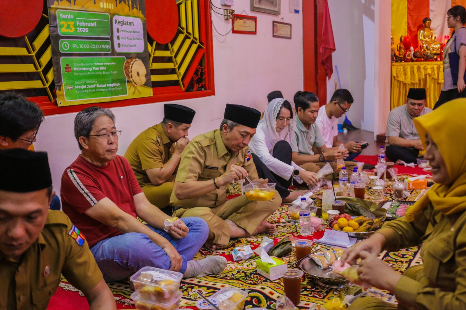 Menghadiri Pembagian Bantuan Sosial dan Buka Puasa Bersama